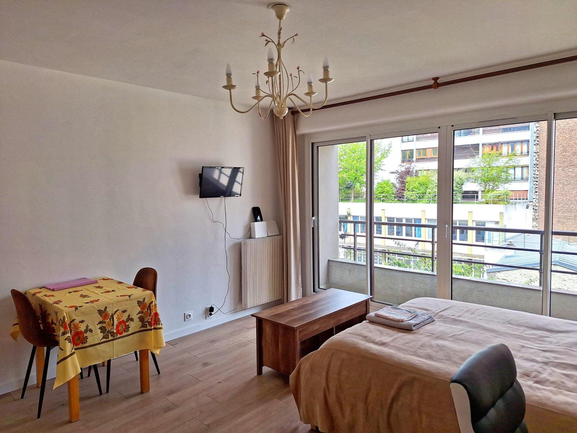 Chic Parisian Studio Retreat Bright Spacious And Secure Parking Exterior foto